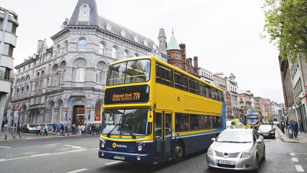 9 in 10 adults would be willing to leave the car at home in favor of walking, cycling or using public transport for short journeys. Photo: Getty Images