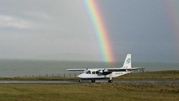 Bogha báistí ina thuar ceatha ag lonnra ar eitleán Aer Árann [Pic: Mícheál Ó Flatharta]