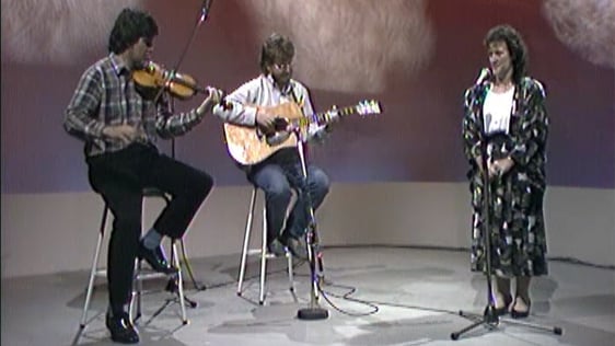 Paddy Glackin, Dáithí Sproule and Maighréad Ní Dhomhnaill performing 'An Cailín Gaelach' on 'Iris '89'. Paddy Glackin, Dáithí Sproule and Maighréad Ní Dhomhnaill performing 'An Cailín Gaelach' on 'Iris '89'.