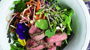 WARM STEAK SALAD WITH HORSERADISH MUSTARD AND BALSAMIC VINEGAR