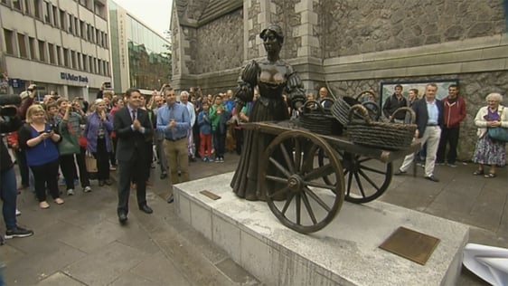 Molly Malone statue unveiled on Suffolk Street in Dublin, 2014. Molly Malone statue unveiled on Suffolk Street in Dublin, 2014.